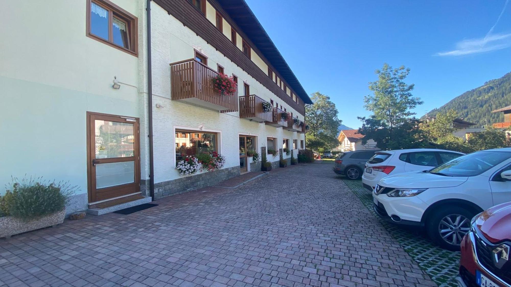 Casteluce Hotel Funivie Pinzolo Esterno foto