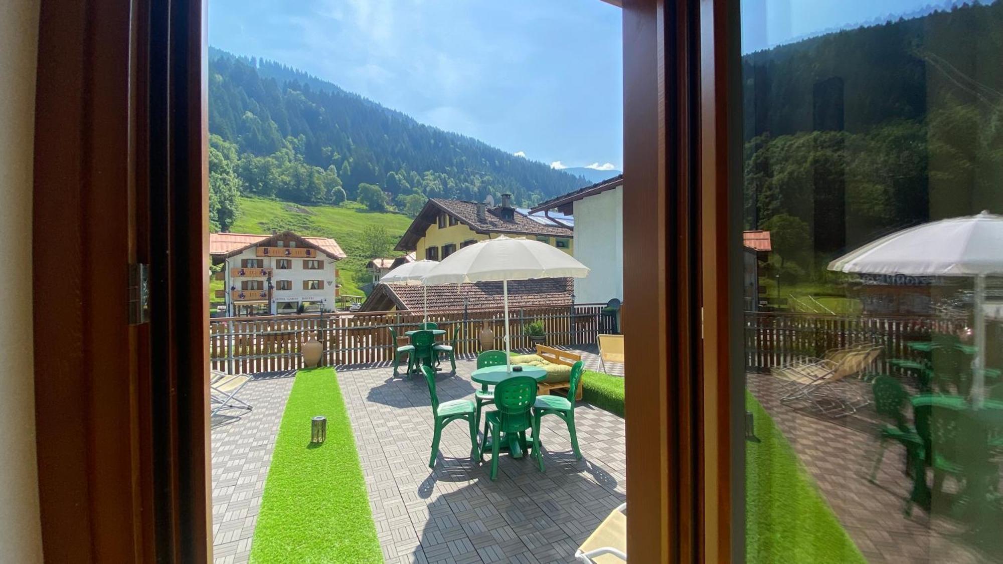 Casteluce Hotel Funivie Pinzolo Esterno foto